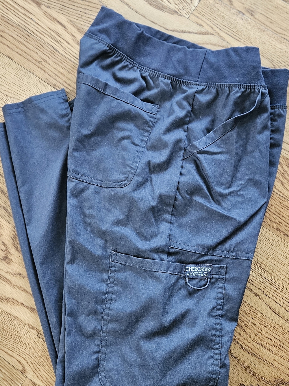 Cherokee Workwear Grey V-Neck Women’s Scrub 2 XS Tops & 2 XS Bottoms. - Picture 2 of 9